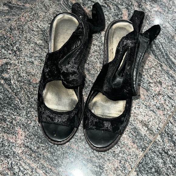 Womens very volatile black velour block heel open toe shoe size 6 - Picture 4 of 7